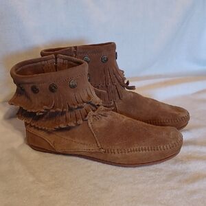 Minnetonka Tan Suede Ankle Boots With Fringe And Side Zipper